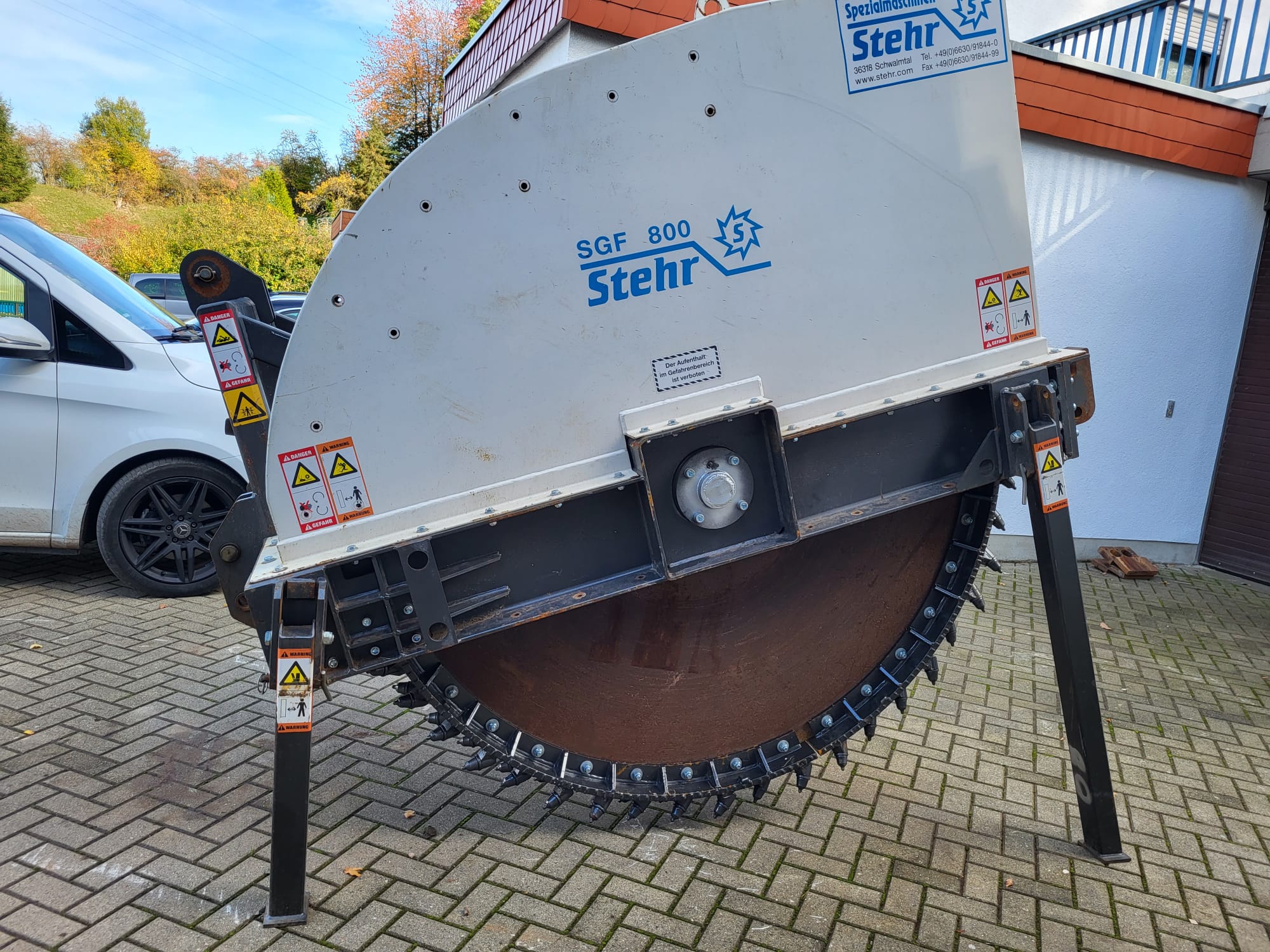 Stehr SGF1000/25 in Seitenansicht während des Fräsens